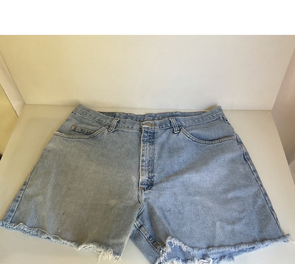 Wrangler Originals Women’s Size 30 Light Wash Denim Cutoff Shorts Frayed Hem